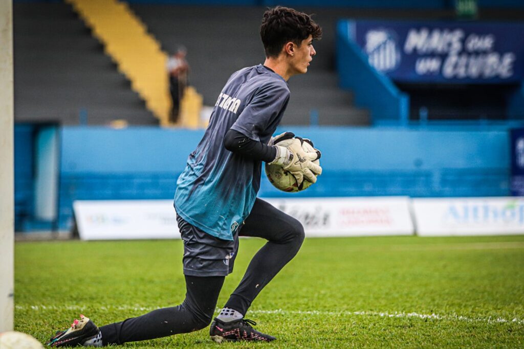 Goleiro Marcos treinando com o elenco Sub-21