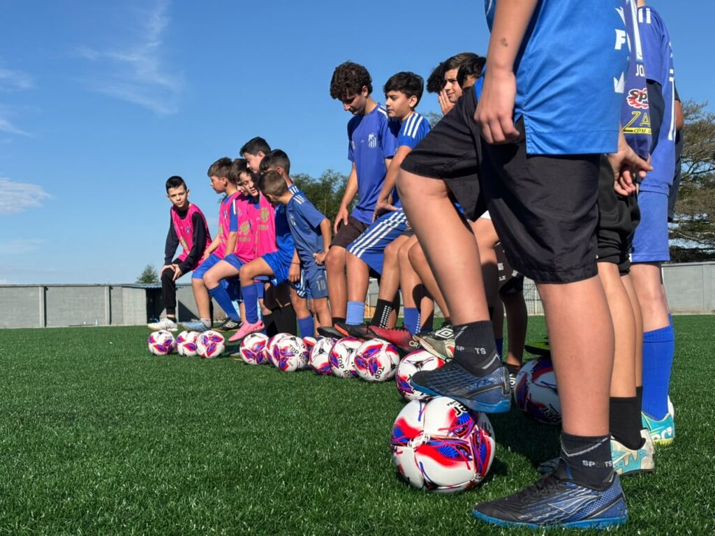 Carava Mais Que Um Clube fortalece escolinha com entrega de novos materiais esportivos por meio do PIE